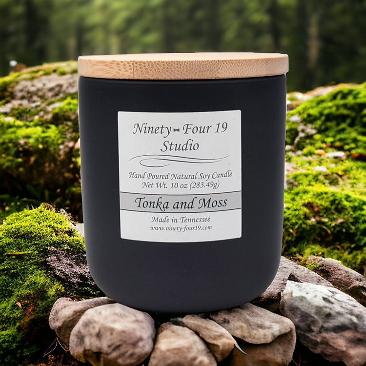 Scented natural soy wax candle - Tonka and Moss